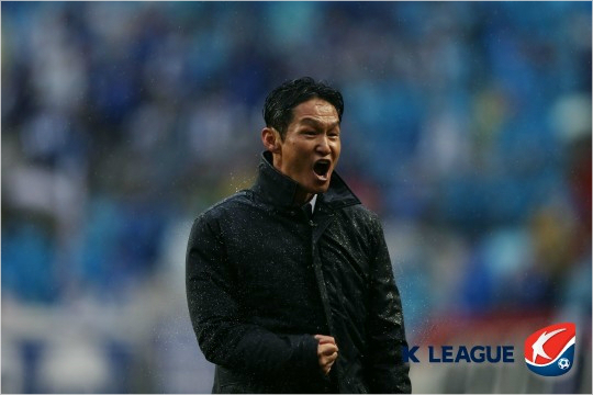 비가내리는경기에서좋은기억을가졌던최용수서울감독은올시즌마지막'슈퍼매치'에서도4골을몰아친윤주태의활약을앞세우4-3으로승리했다.(자료사진=한국프로축구연맹)
