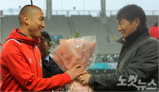 7일오후서울월드컵경기장에서열린K리그'슈퍼매치'FC서울과수원삼성의경기하프타임때차범근이은퇴하는차두리를축하하고있다.박종민기자
