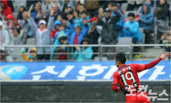 FC서울의공격수윤주태는7일서울월드컵경기장에서열린수원삼성과올시즌마지막슈퍼매치에서4골을몰아치며서울의승리를이끌었다.슈퍼매치역사상한경기에4골을넣은것은윤주태가최초다.박종민기자