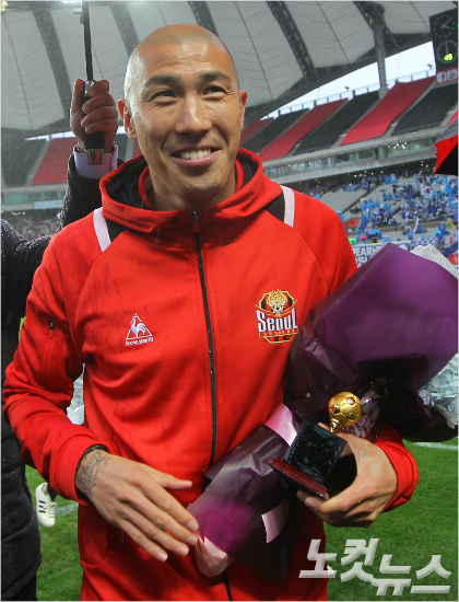 7일오후서울월드컵경기장에서열린K리그'슈퍼매치'FC서울과수원삼성의경기하프타임때은퇴식을마친FC서울차두리가그라운드를떠나고있다.박종민기자