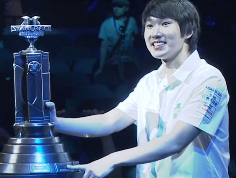 월드 챔피언십 시리즈 정상에 오른 진에어 김유진(사진=트위치 생중계 화면 캡처).