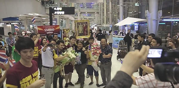 인비테이셔널에서 우승한 태국 대표 선수들의 환영 인파가 몰렸던 현장.