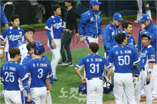 '이제첫경기일뿐이다'한국야구대표팀은8일일본과프리미어12개막전에서0-5영봉패를안으며불안하게출발했다.그러나아직조별리그4경기가더남아있어실망하기에는이르다.일본에설욕할기회도남아있다.(자료사진=윤성호기자)