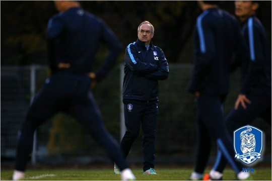 2년4개월만에한국축구의국제축구연맹(FIFA)세계랭킹40위권복귀를이끈울리슈틸리케감독은아시아축구연맹(AFC)소속국가중가장순위가높은이란까지뛰어넘어'아시아1위'가되겠다는분명한목표를밝혔다.(자료사진=대한축구협회)