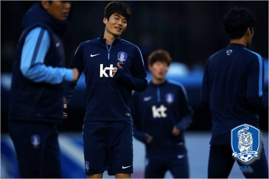 축구대표팀의주장기성용은미얀마,라오스와경기를앞두고어느상대를만나더라도같은수준의경기력을보여주는것이중요하다며동료들을다시한번격려했다.(자료사진=대한축구협회)