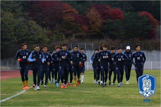 축구대표팀의'맏형'곽태휘(오른쪽)오는전력이약함팀을상대로하는경기에서도전력을쏟는것이프로선수로서가져야할자세라고강조했다.(자료사진=대한축구협회)