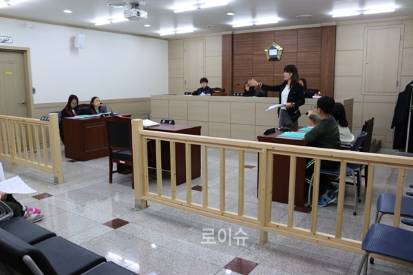 ▲학생들이모의법정체험을하고있다.