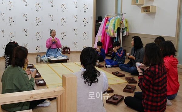 ▲다도체험을통한예절교육을하고있다.(사진제공=울산청소년꿈키움센터)