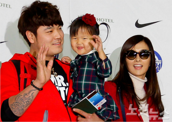 '아빠,한국낯설어요'텍사스간판타자추신수가2년만에귀국한다.사진은지난2013시즌을마친뒤귀국해지난해4월미국으로가족과함께출국하는모습.(자료사진)