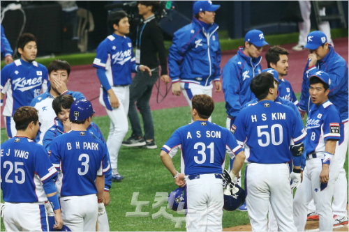 '깨어나라,한국'일본과프리미어12개막전에서완패를당한한국야구대표팀에대해일본언론은아쉬움과함께날카로운지적을내놨다.(자료사진=윤성호기자)