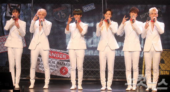 6인조보이그룹빅스(VIXX)가10일오후서울광장동악스홀에서두번째정규앨범‘ChainedUp(체인드업)'의쇼케이스에서포토타임을갖고있다.황진환기자