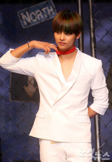 6인조보이그룹빅스(VIXX)가10일오후서울광장동악스홀에서두번째정규앨범‘ChainedUp(체인드업)'의쇼케이스에서포토타임을갖고있다.황진환기자