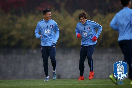 최근좋은성적으로밝아진대표팀분위기는오랜만에5년만에대표팀에돌아온석현준(왼쪽)과생애처음으로'태극마크'를단윤영선(오른쪽)도즐겁게훈련할수있도록했다.(자료사진=대한축구협회)