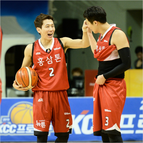 '이젠제1의김기윤으로불러주세요'KGC가드김기윤(왼쪽)이10일KCC와홈경기를승리로이끈뒤이정현과함께기뻐하고있다.(안양=KBL)