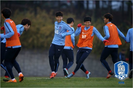 손흥민과김진수는11월A매치를위해소집된23명의축구대표팀에서이재성,황의조와함께가장나이가어린'막내'에속한다.(자료사진=대한축구협회)