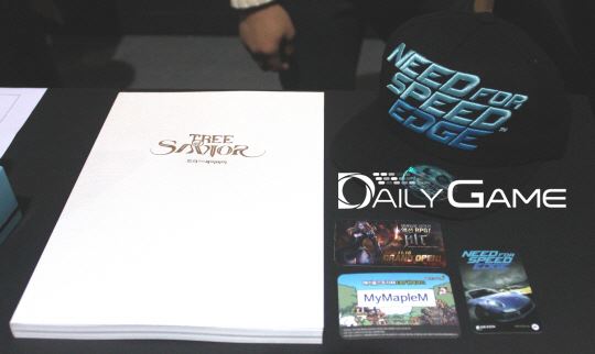 넥슨 부스 경품 '트리오브세이비어' 일러스트북, '니드포스피드엣지' 스냅백, 게임 쿠폰 3종