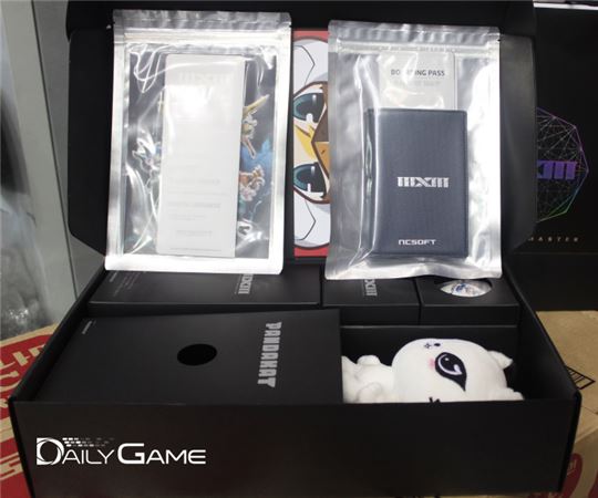 엔씨소프트 부스 상품 'MXM' 클베 이용권과 스티커, 인형, 야구공 등