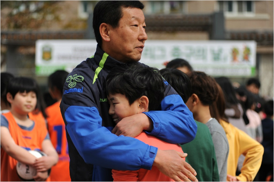 K리그클래식2연패를달성한전북현대는최강희감독과이동국,이근호등선수단이직접오는21일열릴올시즌마지막홈경기홍보에나섰다.전북은4만관중의함성속에우승세리머니와시상식을열겠다는계획이다.(자료사진=전북현대모터스)