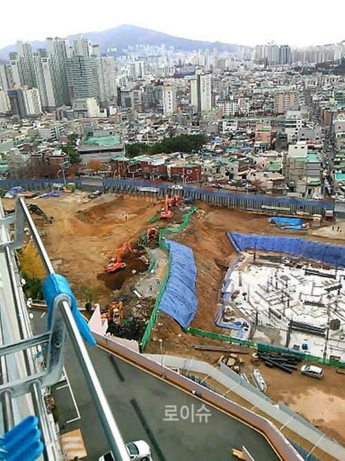 ▲부산화신동영아파트일부입주민들이동래구청장을상대로부산지방법원에도로폐지결정취소를구하는소송을제기하는등반발이거세다.(사진제공=화신동영아파트주민)