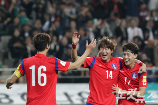 지난달자메이카와평가전에서자신의A매치데뷔골을넣은황의조(등번호14번)는미얀마와2018러시아월드컵아시아지역2차예선G조5차전도선발출전한다.윤성호기자