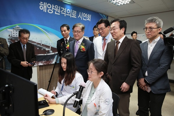 ▲인공위성통신화상의료시연,건강관리용포터블의료기기시연을하고있다.