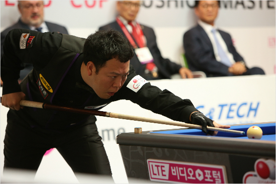 강동궁이12일딕야스퍼스와'2015LGU+3쿠션마스터스'결승에서신중하게샷을시도하고있다.(사진=대한당구연맹)