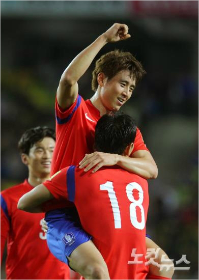 12일저녁수원월드컵경기장에서열린KEB하나은행후원2018러시아월드컵아시아2차예선대한민국과미얀마의경기에서구자철이헤딩슛으로전반전팀의두번째골을성공시킨뒤지동원의축하를받고있다(사진=노컷뉴스박종민기자esky0830@cbs.co.kr)