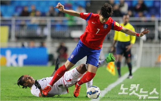 12일저녁수원월드컵경기장에서열린KEB하나은행후원2018러시아월드컵아시아2차예선대한민국과미얀마의경기에서손흥민이돌파중상대선수의태클에넘어지고있다.박종민기자