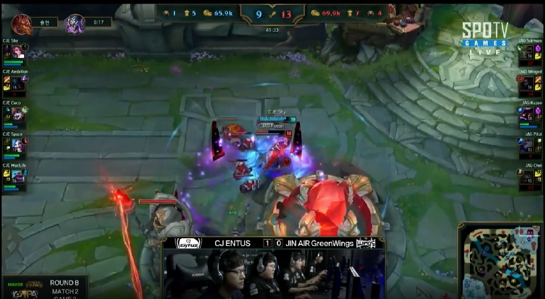 순간이동을 통해 합류한 박상면이 자신을 괴롭혔던 진에어 이성혁을 시원하게 두드리는 장면(사진=네이버 스포츠 영상 캡처).