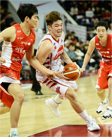 '비켜,다친다'이승현이12일SK와원정에서상대이대헌의수비를돌파하는모습.(잠실=KBL)