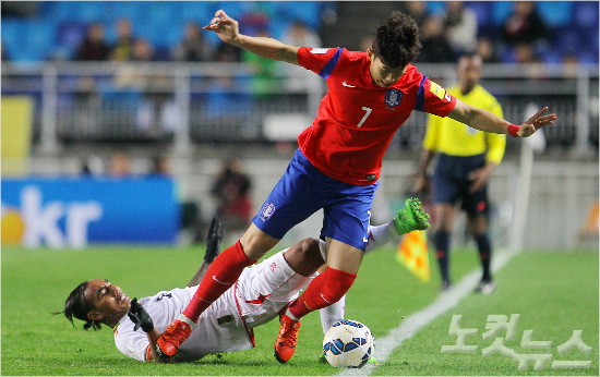 12일저녁수원월드컵경기장에서열린KEB하나은행후원2018러시아월드컵아시아2차예선대한민국과미얀마의경기에서손흥민이돌파중상대선수의태클에넘어지고있다(사진=노컷뉴스박종민기자esky0830@cbs.co.kr)