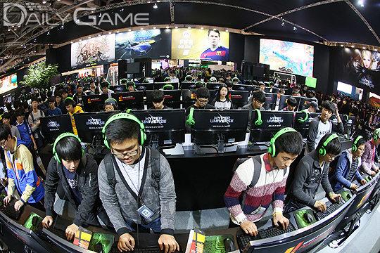 지스타 2015 하이퍼유니버스 체험장의 이용자들