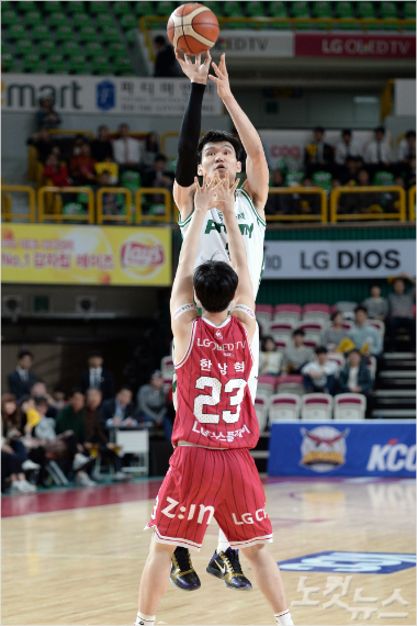 외곽슛을던지는원주동부의김주성(사진제공/KBL)