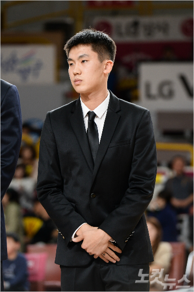 LG유병훈은지난11일프로농구홈경기때팬들앞에서서공식사과하는자리를가졌다.유병훈은13일20경기출전정지징계를마치고복귀했다(사진제공/KBL)