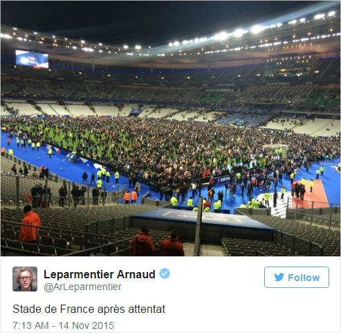 축구장밖테러위험으로인해그라운드에남아있는관중들(사진=트위터캡처)