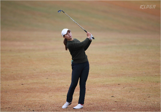 올시즌한국여자프로골프(KLPGA)투어신인선수가운데가장나이가많은최혜정은가장먼저우승트로피를들어올릴기회를잡았다.(자료사진=KLPGA)