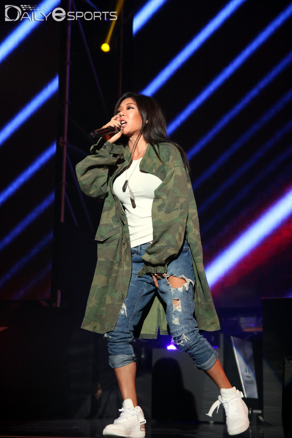 카리스마 넘치는 모습으로 등장한 제시.