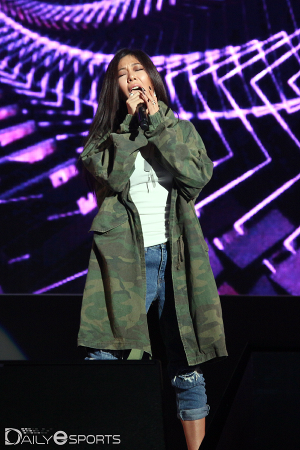 열창하는 제시.