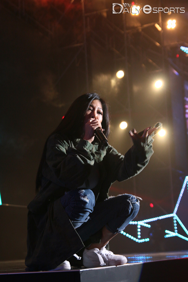 퍼포먼스도 남다릅니다.