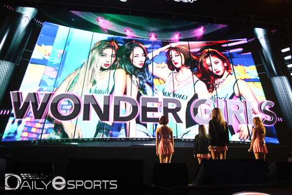 원더걸스가 무대에 등장했습니다.