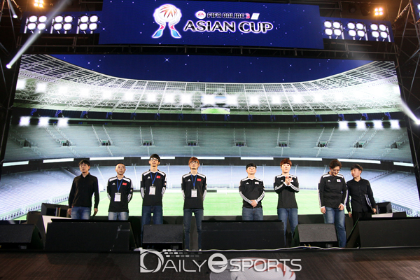 경기 시작 전 무대 위에서 인사하는 한중 선수들.
