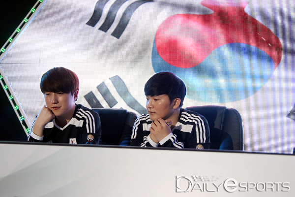 초조한 모습으로 동료의 경기를 바라봅니다.