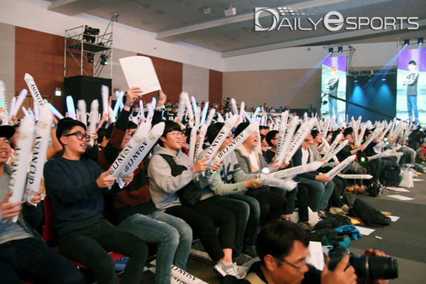 한국 선수가 골을 성공시키자 환호하는 관중들.