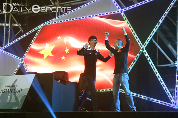 중국이 우승을 확정짓자 선수들이 만세를 부르며 무대 중앙으로 뛰쳐나갑니다.