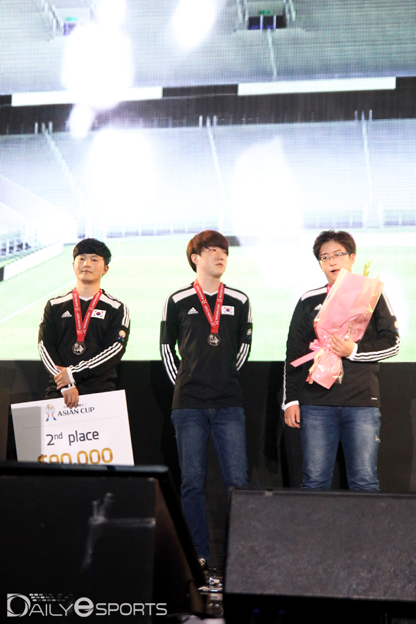 아쉬운 모습이 역력한 한국 선수들.