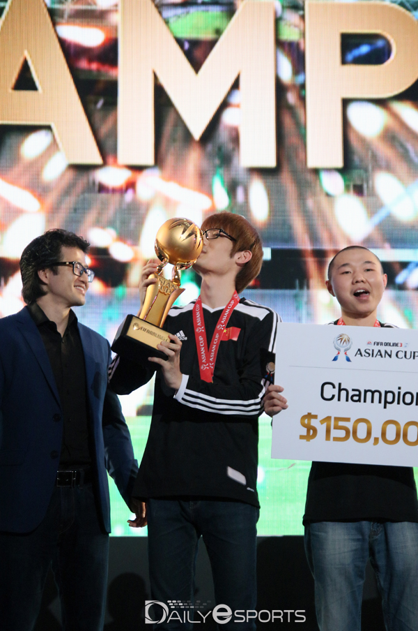 우승 트로피에 키스하는 정재영 선수.