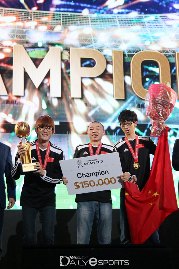 중국이 아시안컵 초대 챔피언에 등극했습니다.