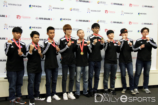 입상한 선수들 모두 사이좋게 찰칵.