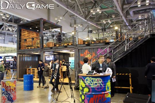 복층으로 구성된 4:33 부스