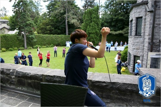이금민은뛰어난축구'실력'과함께탁월한'끼'까지갖춘차세대한국여자축구의대들보다.사진은지난6월국제축구연맹(FIFA)여자월드컵16강진출을축하하는주한캐나다대사초청만찬에서댄스실력을뽐내는이금민의모습.(자료사진=대한축구협회)